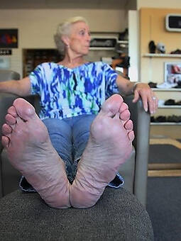 gorgeous naked gilf feet